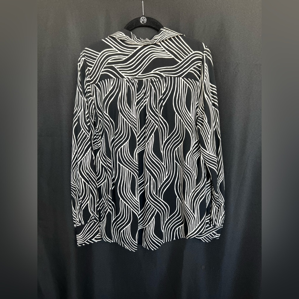 π€ EUC ANN TAYLOR FACTORY Black & White Wavy Line V-Neck Blouse | Womenβs Size XS - Picture 7 of 8